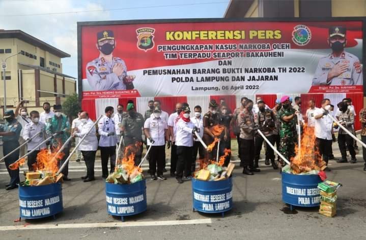 Bupati Nanang Bersama Kapolda Lampung Musnahkan Barang Bukti Narkotika Senilai 271,8 Milyar