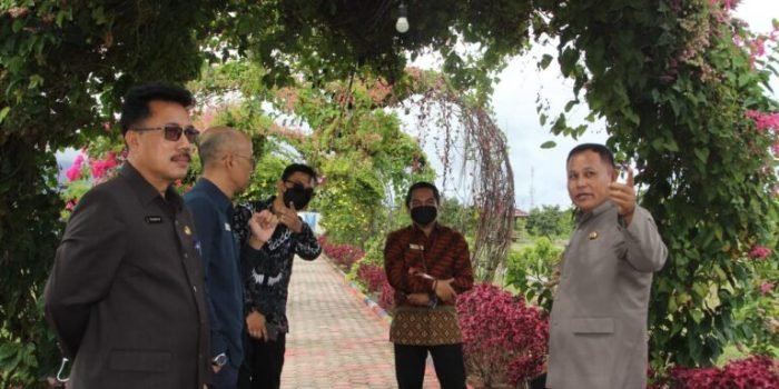 Bupati Nanang, perkenalkan perpustakaan dan kebun Edukasi kepada kepala ombudsmen RI perwakilan prov Lampung