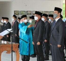 Lantik 74 Pejabat Eselon II, III, IV, Sekda Thamrin Pinta Pejabat Pemkab Lamsel Tingkatkan Profesionalisme Kerja