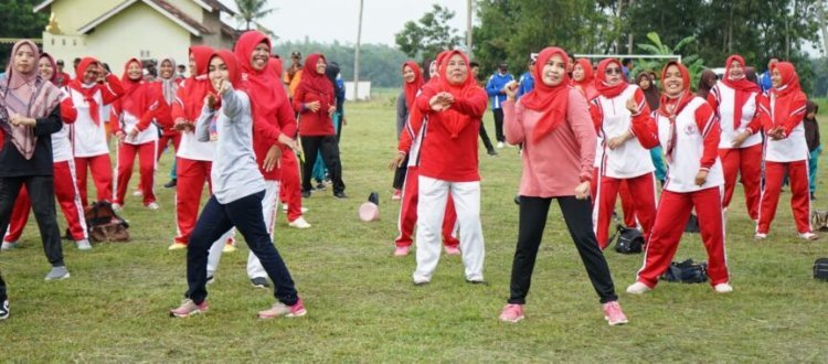 Senam Bareng Warga Desa Pulau Jaya, Winarni Imbau Terapkan Prokes