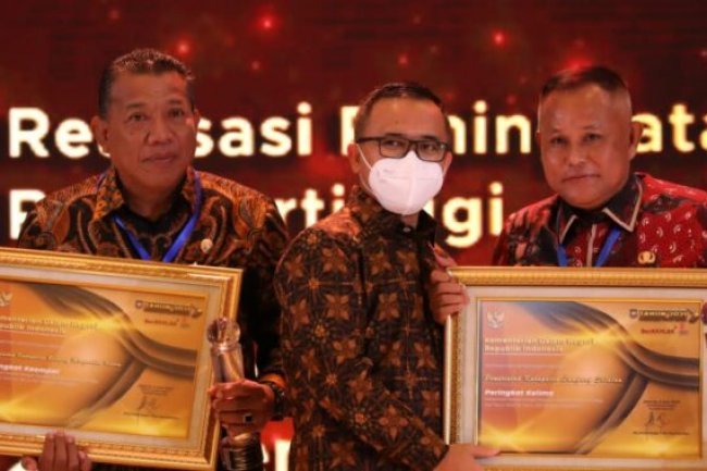 Bupati Lampung Selatan Terima Penghargaan Dari Mendagri Atas Capaian Realisasi Belanja Daerah Tertinggi Tahun 2021