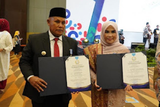 Bupati Nanang Ermanto Dan Winarni Terima Penghargaan Manggala Karya Kencana