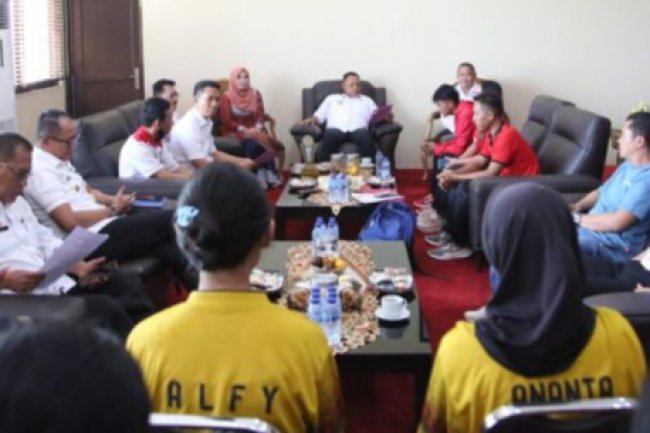 Tim Sepak Bola Wanita Srikandi Lampung Selatan Silahturahmi Dengan Bupati Nanang Ermanto