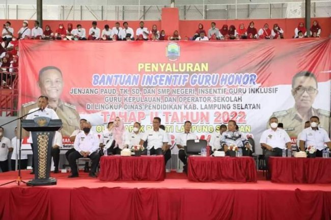 Bupati Nanang Ermanto Secara Simbolis Menyerahkan Bantuan Insentif Bagi 4.855 Guru Honor pada Tahap II
