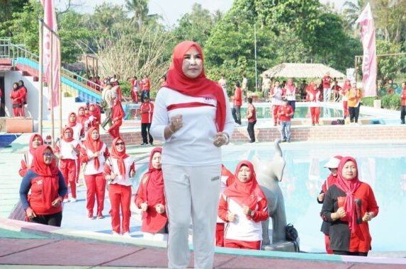 Bunda Winarni Nanang Ermanto Ajak Masyarakat Kecamatan Palas Hidup Sehat Dengan Olahraga 2 Kali Seminggu