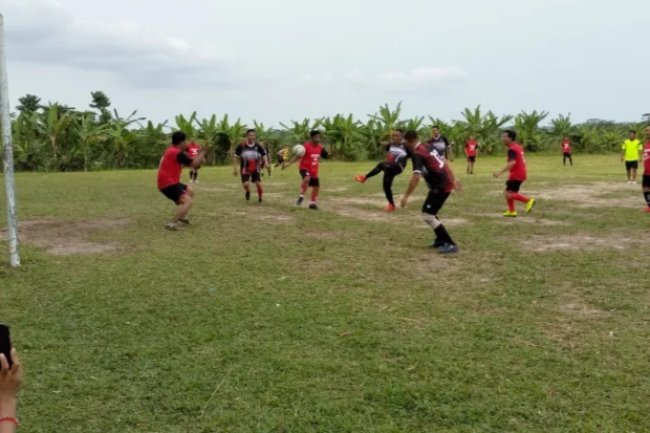 Bupati Nanang Ermanto Cetak Dua Gola Dalam Pertandingan Persahabatan Bola Kaki