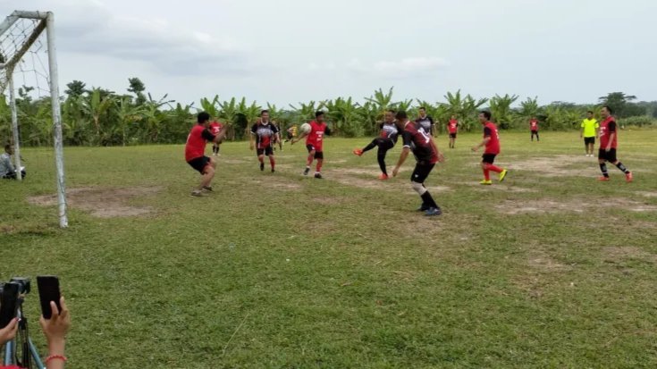 Bupati Nanang Ermanto Cetak Dua Gola Dalam Pertandingan Persahabatan Bola Kaki