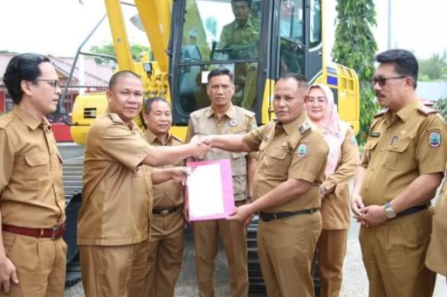 Pemkab Lampung Selatan Terima Bantuan Excavator dan Perahu Karet