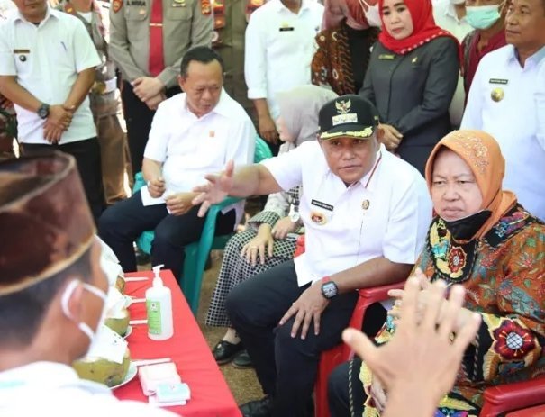 Bupati Lamsel Nanang Dampingi Mensos Tri Rismaharini Serahkan Bantuan untuk Korban Banjir