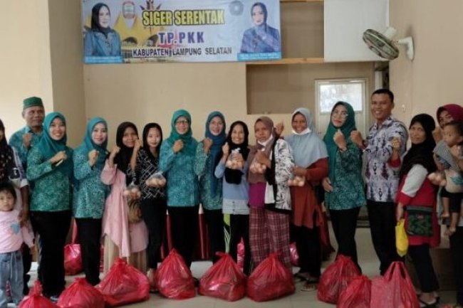 Sambut Hari Ibu Ke 94, TP PKK Kabupaten Lampung Selatan Bagikan Sembako Ke Masyarakat