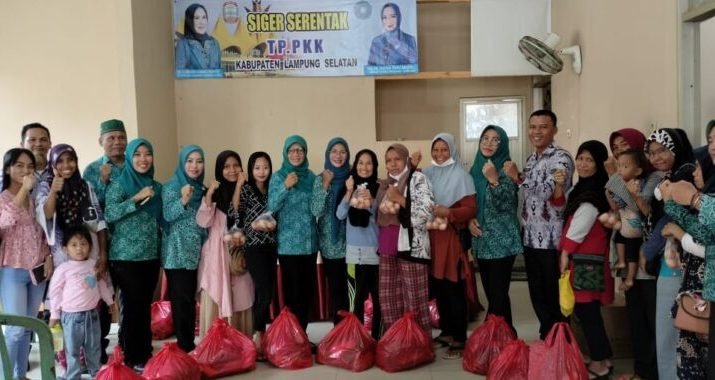 Sambut Hari Ibu Ke 94, TP PKK Kabupaten Lampung Selatan Bagikan Sembako Ke Masyarakat