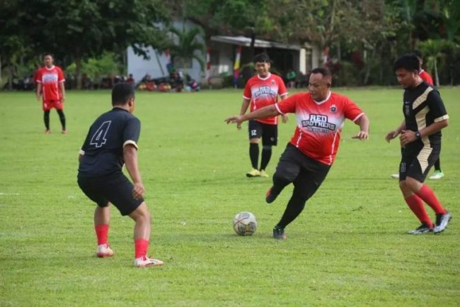 Usai Pertandingan Sepak Bola, Bupati Nanang Ermanto Borong Kuliner dari Para Pedagang di Sekitar Lapangan