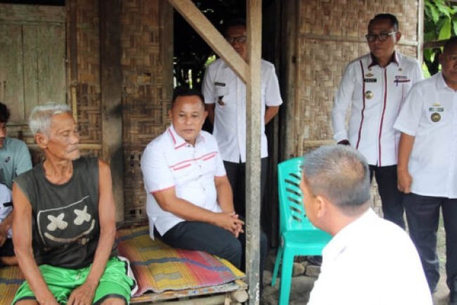 Bupati Lampung Selatan Kembali Bedah Rumah Warga Desa Hara Banjar Manis Kalianda