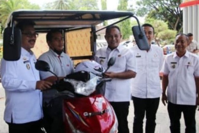 Bupati Lamsel Serahkan Bantuan roda tiga untuk penderita disabilitas 