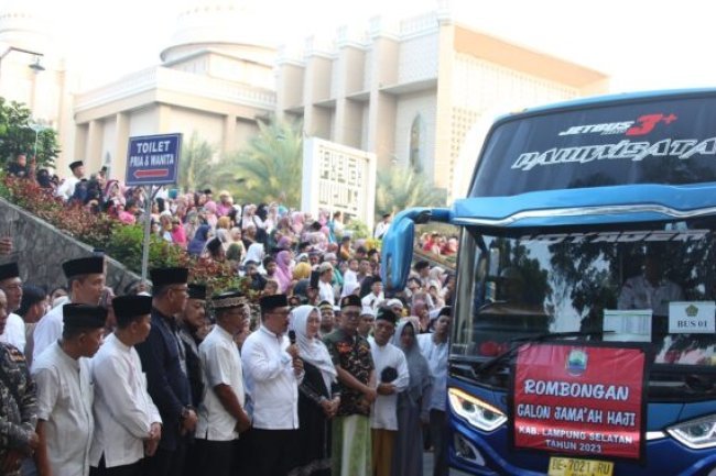 Sekda Thamrin Lepas Keberangkatan 427 Calon Jemaah Haji Asal Lamsel Tahun 2023 Menuju Tanah Suci