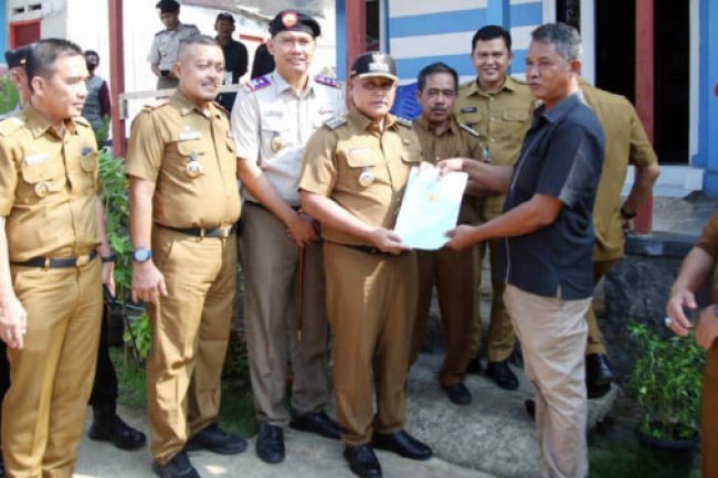 172 Sertifikat Hunian Tetap Untuk Korban Tsunami Lampung Selatan Diserahkan, Nanang: Jangan Digadai