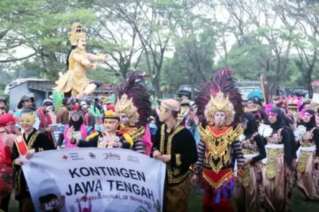 Ribuan Masyarakat Antusias Saksikan Parade Budaya Jumbara PMR Ke-IX di Kalianda