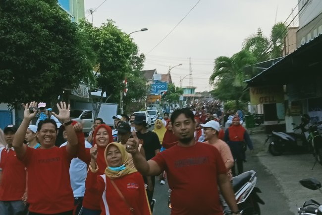 Menyambut HUT RI Ke-78, Warga lingkungan 06 Sukajaya Ikuti  Jalan Sehat