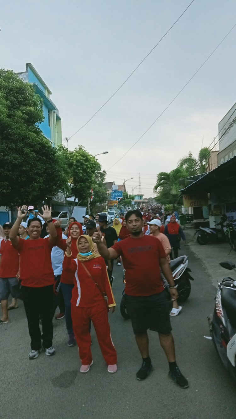 Menyambut HUT RI Ke-78, Warga lingkungan 06 Sukajaya Ikuti  Jalan Sehat