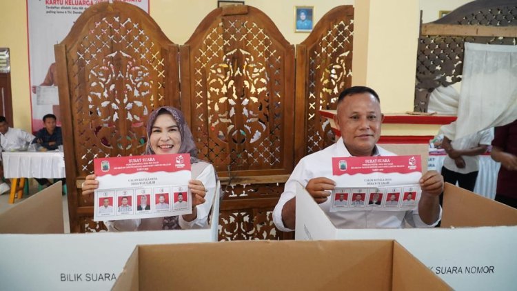 Bupati Nanang dan Bunda Winarni Berikan Hak Pilih di Pilkades Way Galih