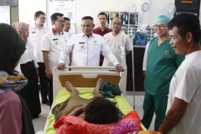 Kunjungan ke RSUD Bob Bazar, Bupati Nanang Ermanto Sapa Hingga Beri Semangat Pasien