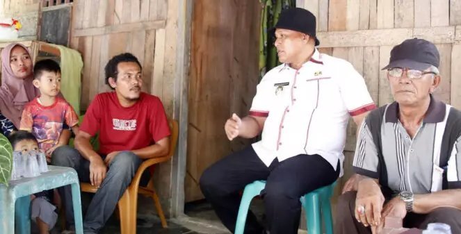 Bupati Lampung Selatan Bedah Dua Rumah Tak Layak Huni di Desa Canggu Kecamatan Kalianda
