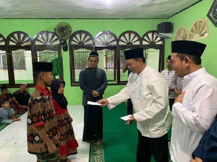 Menjadi Agenda Tahunan, Ketua DPRD Lamsel Bagikan Ribuan Paket Berbuka Puasa Untuk Masyarakat