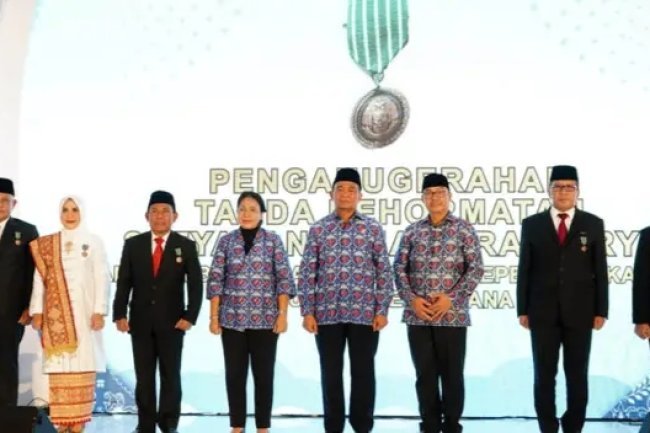 Nanang Ermanto dan Winarni Terima Tanda Kehormatan Satyalancana Wira Karya, Satu-satunya Wakil Pulau Sumatera