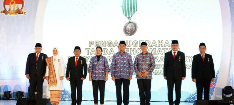 Nanang Ermanto dan Winarni Terima Tanda Kehormatan Satyalancana Wira Karya, Satu-satunya Wakil Pulau Sumatera