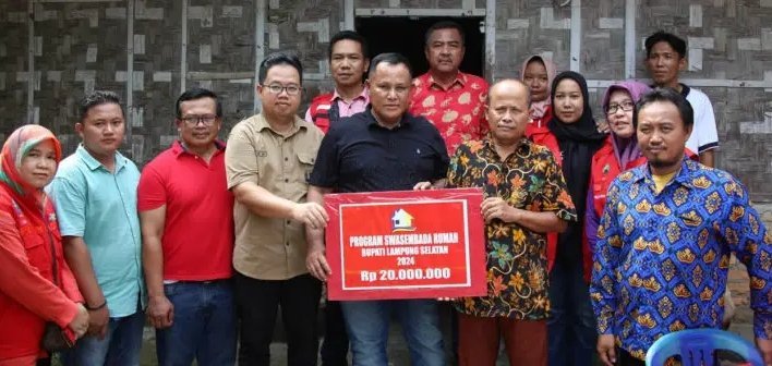 Nanang Ermanto Serahkan Bantuan 7 Unit Bedah Rumah di Kalianda