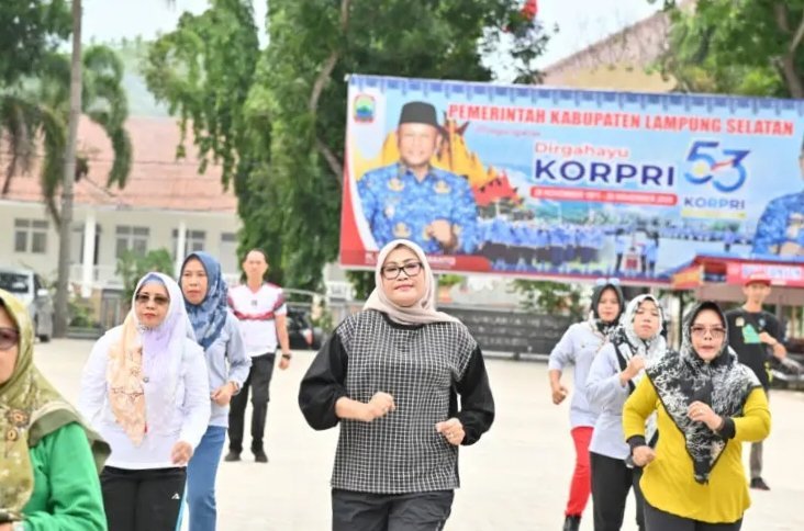 Semringah, 3 Peserta Senam Yang Senyum Penuh Dapat Hadiah Dari Plh. Sekda Lamsel