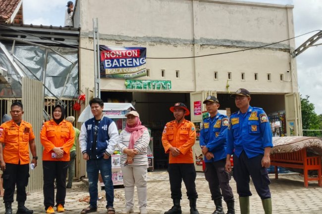 Bersama Anggota DPRD Lamsel, Camat Natar Bantu Warga Perbaikan Rumah Terdampak Puting Beliung