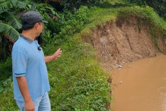 Nyaris Jebol, Anggota DPRD Lamsel Hamdani Desak Pemerintah Segera Perbaiki Tanggul di Sungai Kertosari