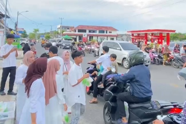 Menyambut Ramadhan 1446 H, Pemuda dan Pemudi Sukajaya, Kecamatan Kalianda Bagi-bagi Takzil