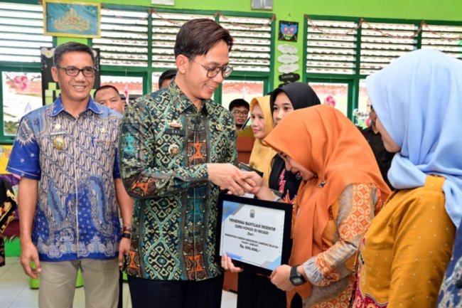 Bupati Lampung Selatan Bagikan Insentif 713 Guru Honorer di Kecamatan Natar