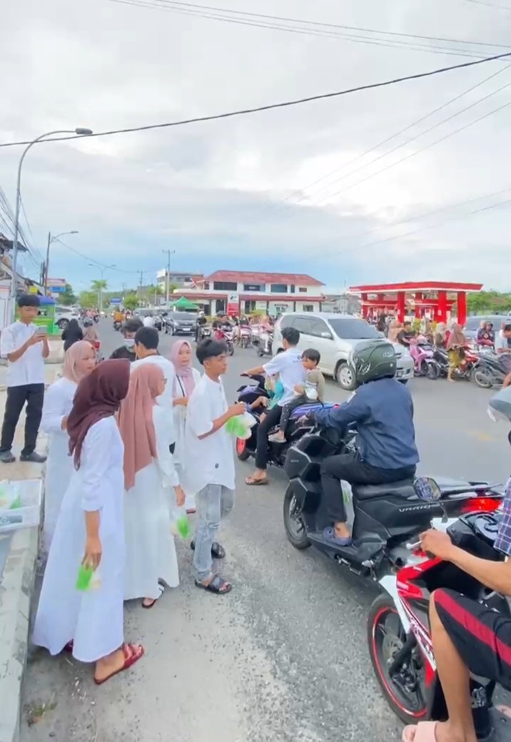 Menyambut Ramadhan 1446 H, Pemuda dan Pemudi Sukajaya, Kecamatan Kalianda Bagi-bagi Takzil