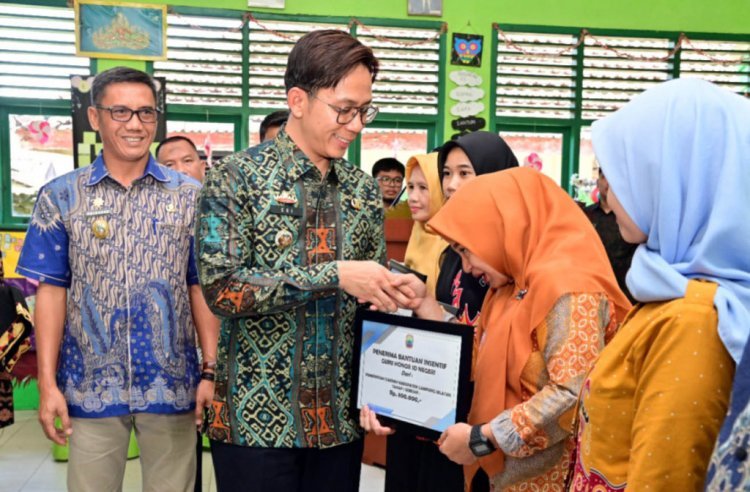 Bupati Lampung Selatan Bagikan Insentif 713 Guru Honorer di Kecamatan Natar