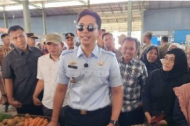 Anggota DPRD Lamsel, Agus Sartono Dampingi Bupati Sidak Harga Bahan Pokok di Pasar Tradisional Sidomulyo