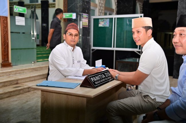 Bupati Radityo Egi Pratama Tunaikan Zakat di Masjid Agung Kalianda