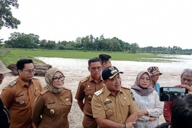 Tanggul Sungai Way Pisang Jebol Lagi, Wakil Bupati dan DPRD Tinjau Lokasi