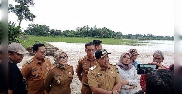 Tanggul Sungai Way Pisang Jebol Lagi, Wakil Bupati dan DPRD Tinjau Lokasi