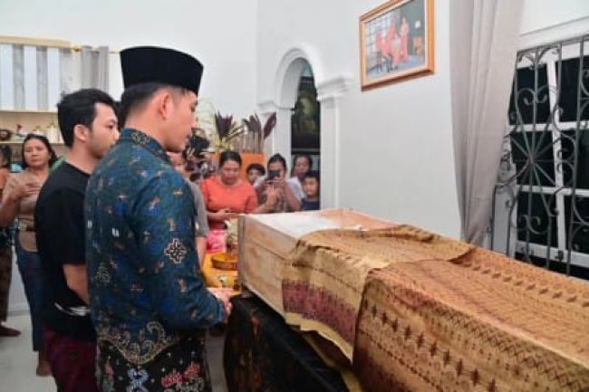 Turut Berduka Cita, Bupati Lampung Selatan Beri Penghormatan Terakhir untuk Almarhum Made Sukintre: Kita Semua Kehilangan