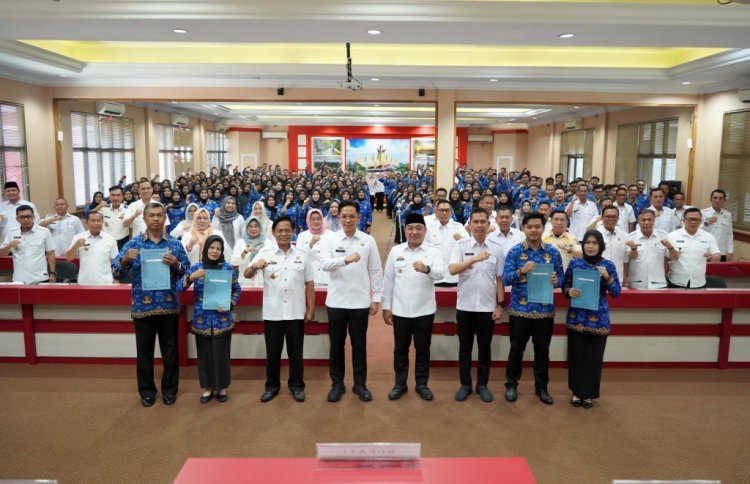 Serahkan SK Pengangkatan CPNS dan PPPK Formasi Tahun 2024, Bupati Egi: Harus Satu Komando