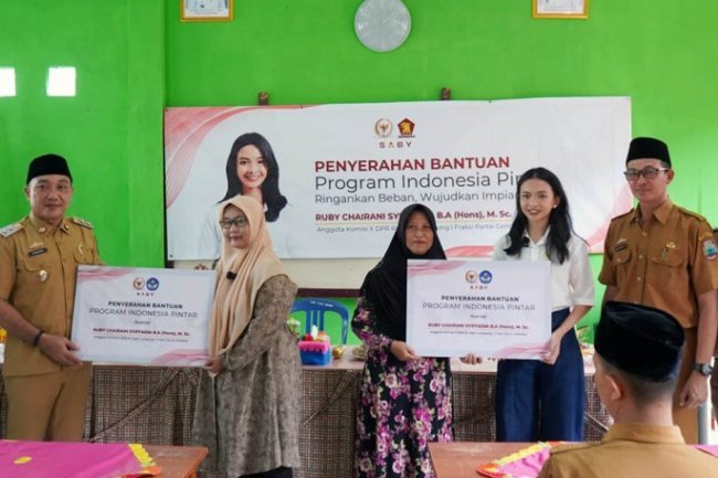 Wabup Syaiful Dampingi Anggota DPR RI Ruby Chairani Salurkan Program Indonesia Pintar