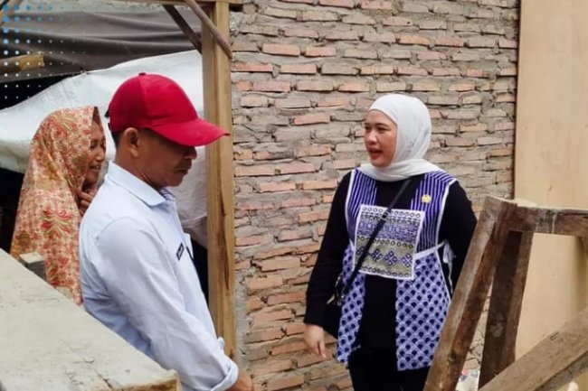 Wakil Ketua III DPRD Lampung Selatan Bella Jayanti Tinjau Pembangunan Bedah Rumah dan Renovasi Gedung SMP Muhammadiyan 1 Rajabasa
