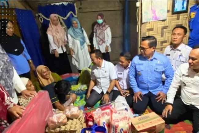 Gerak Cepat Dinas Sosial dan Anggota DPRD Lampung Selatan Beri Bantuan Kepada Pasangan Lansia Dengan Kondisi Memprihatinkan di Desa Kota Dalam