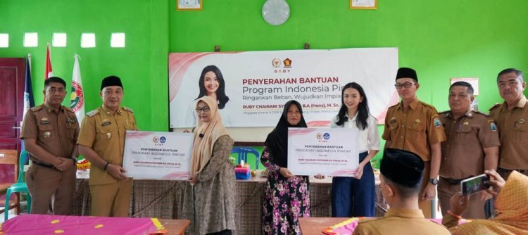Wabup Syaiful Dampingi Anggota DPR RI Ruby Chairani Salurkan Program Indonesia Pintar