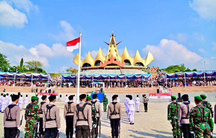 Sejarah Baru Tercipta! Bupati Egi Pimpin Detik-Detik Proklamasi HUT ke-80 RI di Menara Siger, Selat Sunda Jadi Saksi Abadi