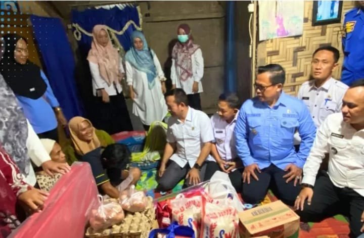 Gerak Cepat Dinas Sosial dan Anggota DPRD Lampung Selatan Beri Bantuan Kepada Pasangan Lansia Dengan Kondisi Memprihatinkan di Desa Kota Dalam