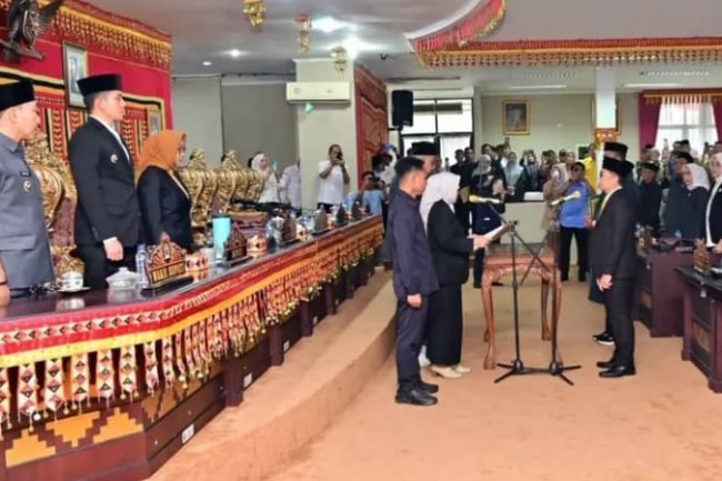 Pelantikan PAW, Ketua DPRD Lampung Selatan Lantik Al Akhran Pengganti Almarhum Made Sukintre